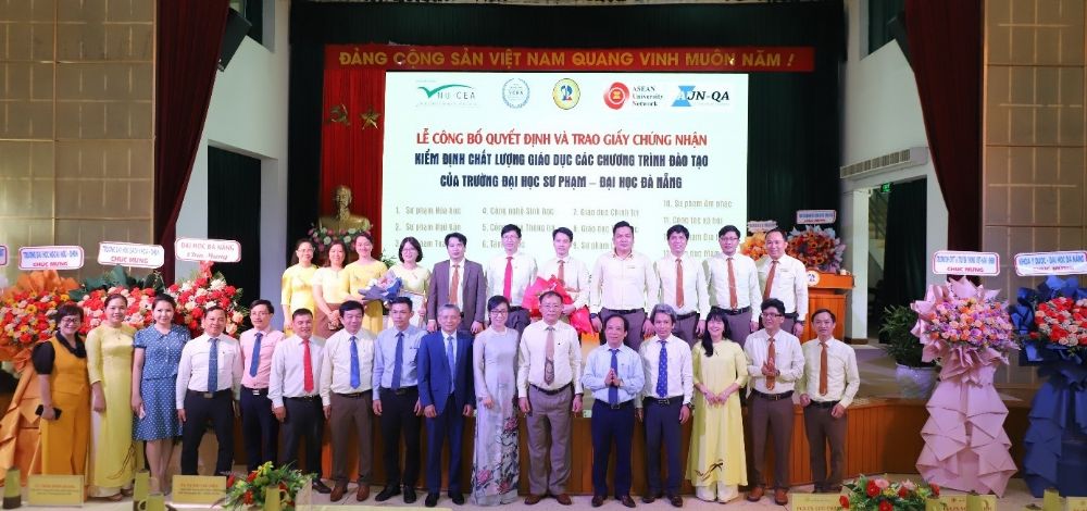 Trao Giấy chứng nhận kiểm định chất lượng chương trình đào tạo Trường Đại học Sư phạm - Đại học Đà Nẵng